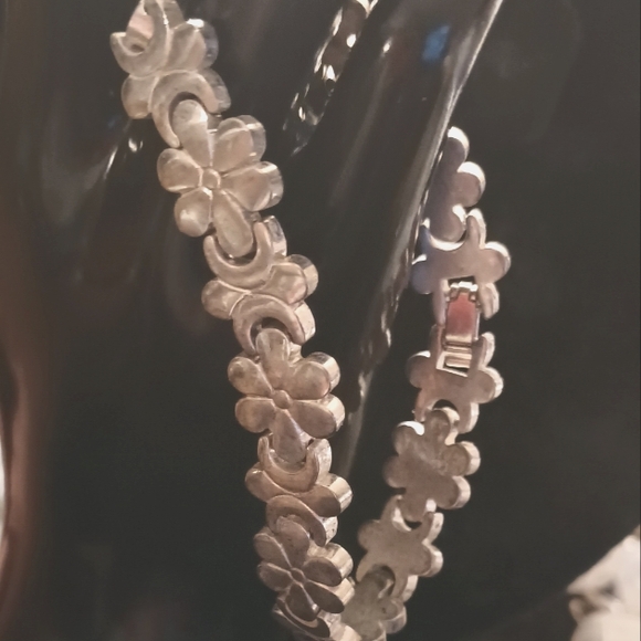 Sterling Silver 9.25 Cluster Flower Design Pattern Bracelet. - Picture 3 of 9